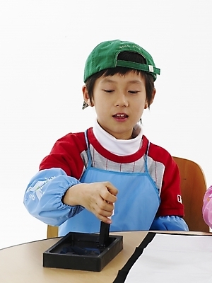 포토 JPG 스튜디오촬영 모자 학생 어린이교육 교육 남자 초등학생 어린이 포즈 하늘색 탁자 서예 실내 표정 미술 한명 미소 웃음 사람 동양인 근접촬영 소년 상반신 빨간색 세로 초록색 한국인 먹 벼루 남자만 남자한명만 어린이만 소년만 소년한명만 국내포토 1 한국전통 잡화 뷰포인트 컬러 가구 문화예술 인종 내부 파란색 파일형식