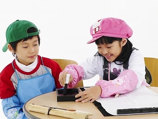 포토 JPG 스튜디오촬영 모자 학생 여자 어린이교육 교육 남자 초등학생 어린이 분홍색 포즈 하늘색 탁자 서예 실내 표정 미술 사람 동양인 소녀 소년 상반신 두명 가로 빨간색 초록색 한국인 먹 벼루 어린이만 국내포토 한국전통 잡화 컬러 가구 문화예술 인종 내부 파란색 파일형식