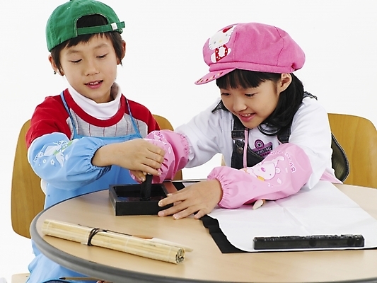 포토 JPG 스튜디오촬영 모자 학생 여자 어린이교육 교육 남자 초등학생 어린이 분홍색 포즈 하늘색 탁자 서예 실내 표정 미술 사람 동양인 소녀 소년 상반신 두명 가로 빨간색 초록색 한국인 먹 벼루 어린이만 국내포토 한국전통 잡화 컬러 가구 문화예술 인종 내부 파란색 파일형식