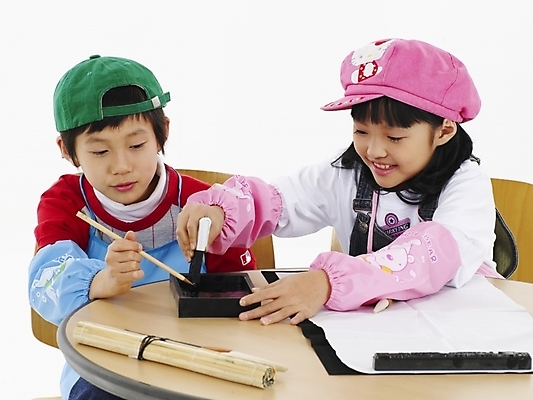 포토 JPG 스튜디오촬영 모자 학생 여자 어린이교육 교육 남자 초등학생 어린이 분홍색 포즈 하늘색 탁자 서예 실내 표정 미술 사람 동양인 소녀 소년 상반신 두명 가로 빨간색 초록색 한국인 어린이만 국내포토 한국전통 잡화 컬러 가구 문화예술 인종 내부 파란색 파일형식