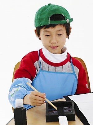 포토 JPG 스튜디오촬영 모자 학생 어린이교육 교육 남자 초등학생 어린이 포즈 하늘색 탁자 서예 실내 표정 미술 한명 사람 동양인 소년 상반신 빨간색 세로 초록색 한국인 먹 벼루 남자만 남자한명만 어린이만 소년만 소년한명만 국내포토 1 한국전통 잡화 컬러 가구 문화예술 인종 내부 파란색 파일형식