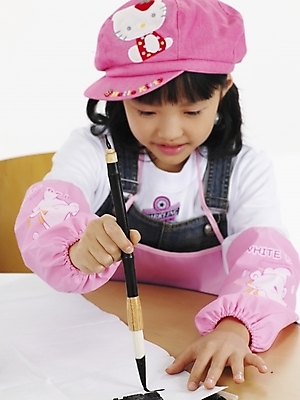 포토 JPG 스튜디오촬영 모자 학생 여자 어린이교육 교육 초등학생 어린이 분홍색 포즈 탁자 서예 실내 표정 미술 한명 미소 웃음 사람 동양인 소녀 근접촬영 상반신 세로 한국인 여자만 여자한명만 어린이만 소녀만 소녀한명만 국내포토 1 한국전통 잡화 뷰포인트 컬러 가구 문화예술 인종 내부 파일형식