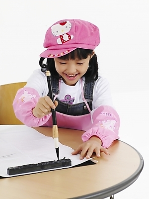 포토 JPG 스튜디오촬영 모자 학생 여자 어린이교육 교육 초등학생 어린이 분홍색 포즈 탁자 서예 실내 표정 미술 한명 미소 웃음 사람 동양인 소녀 근접촬영 상반신 세로 한국인 여자만 여자한명만 어린이만 소녀만 소녀한명만 국내포토 1 한국전통 잡화 뷰포인트 컬러 가구 문화예술 인종 내부 파일형식