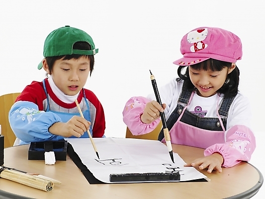 포토 JPG 스튜디오촬영 모자 학생 여자 어린이교육 교육 남자 초등학생 어린이 분홍색 포즈 하늘색 탁자 서예 실내 표정 미술 사람 동양인 소녀 소년 상반신 두명 가로 빨간색 초록색 한국인 붓 먹 벼루 어린이만 국내포토 한국전통 잡화 컬러 가구 문화예술 인종 내부 파란색 파일형식