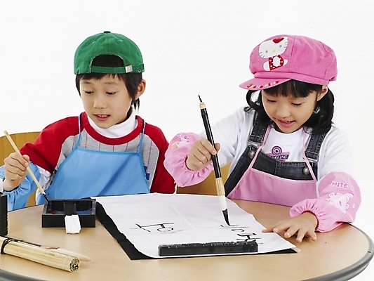 포토 JPG 스튜디오촬영 모자 학생 여자 어린이교육 교육 남자 초등학생 어린이 분홍색 포즈 하늘색 탁자 서예 실내 표정 미술 사람 동양인 소녀 소년 상반신 두명 가로 빨간색 초록색 한국인 먹 벼루 어린이만 국내포토 한국전통 잡화 컬러 가구 문화예술 인종 내부 파란색 파일형식