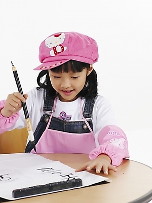 포토 JPG 스튜디오촬영 모자 학생 여자 어린이교육 교육 초등학생 어린이 분홍색 포즈 탁자 서예 실내 표정 미술 한명 미소 웃음 사람 동양인 소녀 근접촬영 상반신 세로 한국인 붓 여자만 여자한명만 어린이만 소녀만 소녀한명만 국내포토 1 한국전통 잡화 뷰포인트 컬러 가구 문화예술 인종 내부 파일형식