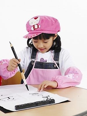 포토 JPG 스튜디오촬영 모자 학생 여자 어린이교육 교육 초등학생 어린이 분홍색 포즈 탁자 서예 실내 표정 미술 한명 미소 웃음 사람 동양인 소녀 근접촬영 상반신 세로 한국인 여자만 여자한명만 어린이만 소녀만 소녀한명만 국내포토 1 한국전통 잡화 뷰포인트 컬러 가구 문화예술 인종 내부 파일형식