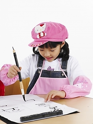 포토 JPG 스튜디오촬영 모자 학생 여자 어린이교육 교육 초등학생 어린이 분홍색 포즈 탁자 서예 실내 표정 미술 한명 미소 웃음 사람 동양인 소녀 근접촬영 상반신 세로 한국인 여자만 여자한명만 어린이만 소녀만 소녀한명만 국내포토 1 한국전통 잡화 뷰포인트 컬러 가구 문화예술 인종 내부 파일형식