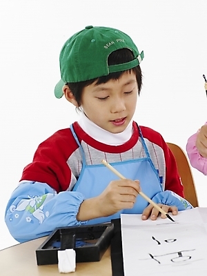 포토 JPG 스튜디오촬영 모자 학생 어린이교육 교육 남자 초등학생 어린이 포즈 하늘색 탁자 서예 실내 표정 미술 한명 사람 동양인 근접촬영 소년 상반신 빨간색 세로 초록색 한국인 먹 벼루 남자만 남자한명만 어린이만 소년만 소년한명만 국내포토 1 한국전통 잡화 뷰포인트 컬러 가구 문화예술 인종 내부 파란색 파일형식