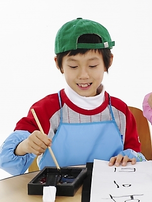 포토 JPG 스튜디오촬영 모자 학생 어린이교육 교육 남자 초등학생 어린이 포즈 하늘색 탁자 서예 실내 표정 미술 한명 사람 동양인 소년 상반신 빨간색 세로 초록색 한국인 먹 벼루 남자만 남자한명만 어린이만 소년만 소년한명만 국내포토 1 한국전통 잡화 컬러 가구 문화예술 인종 내부 파란색 파일형식