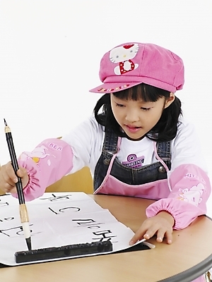 포토 JPG 스튜디오촬영 모자 학생 여자 어린이교육 교육 초등학생 어린이 분홍색 포즈 탁자 서예 실내 표정 미술 한명 사람 동양인 소녀 상반신 세로 한국인 여자만 여자한명만 어린이만 소녀만 소녀한명만 국내포토 1 한국전통 잡화 컬러 가구 문화예술 인종 내부 파일형식