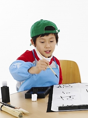 포토 JPG 스튜디오촬영 모자 학생 어린이교육 교육 남자 초등학생 어린이 포즈 하늘색 탁자 서예 실내 표정 미술 한명 사람 동양인 소년 상반신 빨간색 세로 초록색 한국인 먹 벼루 남자만 남자한명만 어린이만 소년만 소년한명만 국내포토 1 한국전통 잡화 컬러 가구 문화예술 인종 내부 파란색 파일형식