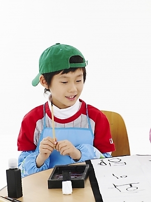 포토 JPG 스튜디오촬영 모자 학생 어린이교육 교육 남자 초등학생 어린이 포즈 하늘색 탁자 서예 실내 표정 미술 한명 사람 동양인 소년 상반신 빨간색 세로 초록색 한국인 먹 벼루 남자만 남자한명만 어린이만 소년만 소년한명만 국내포토 1 한국전통 잡화 컬러 가구 문화예술 인종 내부 파란색 파일형식