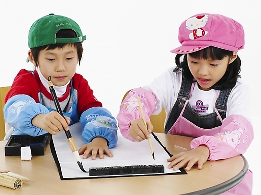 포토 JPG 스튜디오촬영 모자 학생 여자 어린이교육 교육 남자 초등학생 어린이 분홍색 하늘색 탁자 서예 실내 표정 미술 사람 동양인 소녀 근접촬영 소년 상반신 두명 가로 빨간색 초록색 친구 한국인 먹 벼루 어린이만 국내포토 한국전통 잡화 뷰포인트 컬러 가구 관계 문화예술 인종 내부 파란색 파일형식