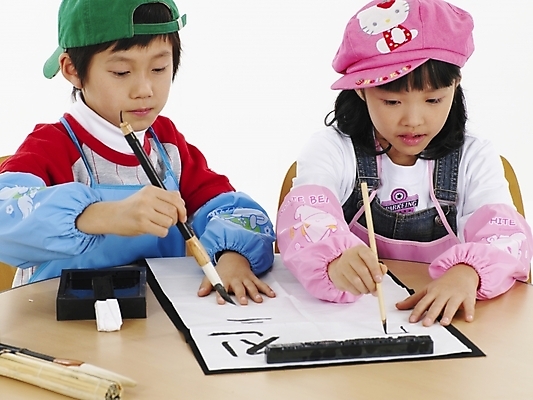 포토 JPG 스튜디오촬영 모자 학생 여자 어린이교육 교육 남자 초등학생 어린이 분홍색 포즈 탁자 서예 실내 표정 미술 사람 동양인 소녀 소년 상반신 두명 가로 한국인 먹 벼루 어린이만 국내포토 한국전통 잡화 컬러 가구 문화예술 인종 내부 파일형식