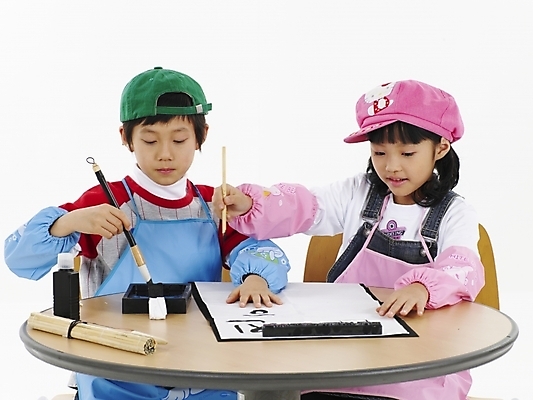 포토 JPG 스튜디오촬영 모자 학생 여자 어린이교육 교육 남자 초등학생 어린이 분홍색 포즈 탁자 서예 실내 표정 미술 사람 동양인 소녀 소년 상반신 두명 가로 한국인 먹 벼루 어린이만 국내포토 한국전통 잡화 컬러 가구 문화예술 인종 내부 파일형식