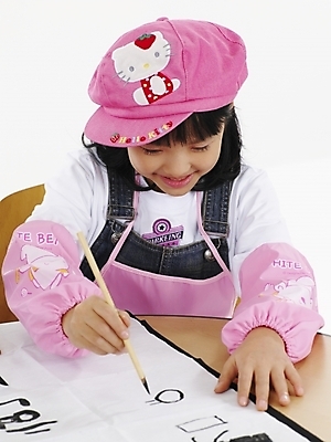 포토 JPG 스튜디오촬영 모자 학생 여자 어린이교육 교육 초등학생 어린이 분홍색 포즈 탁자 서예 실내 표정 미술 한명 미소 웃음 사람 동양인 소녀 근접촬영 상반신 세로 한국인 여자만 여자한명만 어린이만 소녀만 소녀한명만 국내포토 1 한국전통 잡화 뷰포인트 컬러 가구 문화예술 인종 내부 파일형식