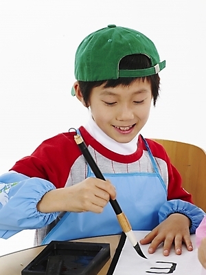 포토 JPG 스튜디오촬영 모자 학생 어린이교육 교육 남자 초등학생 어린이 포즈 하늘색 탁자 서예 실내 표정 미술 한명 사람 동양인 소년 상반신 빨간색 세로 초록색 한국인 붓 남자만 남자한명만 어린이만 소년만 소년한명만 국내포토 1 한국전통 잡화 컬러 가구 문화예술 인종 내부 파란색 파일형식