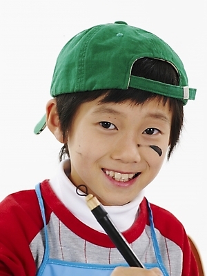 포토 JPG 스튜디오촬영 모자 학생 어린이교육 교육 남자 초등학생 어린이 포즈 하늘색 서예 실내 표정 미술 한명 사람 동양인 소년 상반신 빨간색 세로 초록색 한국인 붓 남자만 남자한명만 어린이만 소년만 소년한명만 국내포토 1 한국전통 잡화 컬러 문화예술 인종 내부 파란색 파일형식