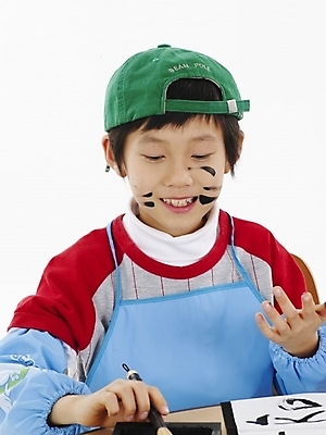 포토 JPG 스튜디오촬영 모자 학생 어린이교육 교육 남자 초등학생 어린이 포즈 하늘색 서예 실내 표정 미술 한명 미소 웃음 사람 동양인 근접촬영 소년 상반신 빨간색 세로 초록색 한국인 붓 남자만 남자한명만 어린이만 소년만 소년한명만 국내포토 1 한국전통 잡화 뷰포인트 컬러 문화예술 인종 내부 파란색 파일형식