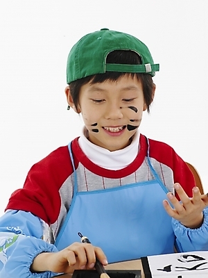 포토 JPG 스튜디오촬영 모자 학생 어린이교육 교육 남자 초등학생 어린이 포즈 하늘색 서예 실내 표정 미술 한명 사람 동양인 소년 상반신 빨간색 세로 초록색 한국인 붓 남자만 남자한명만 어린이만 소년만 소년한명만 국내포토 1 한국전통 잡화 컬러 문화예술 인종 내부 파란색 파일형식