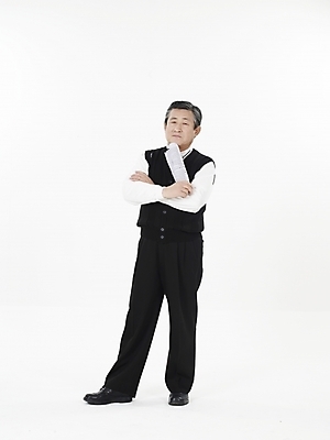 포토 JPG 스튜디오촬영 전신 할아버지 노년 남자 실내 한명 들기 누끼 사람 동양인 세로 팻말 한국인 흰색 신문 실버 60대 노인남자한명만 국내포토 1 컬러 모션 프레임 인종 성인 내부 간행물 뉴스 남자한명만 노인남자만 파일형식