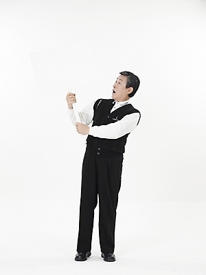 포토 JPG 스튜디오촬영 전신 할아버지 노년 남자 실내 한명 들기 누끼 사람 동양인 세로 팻말 한국인 흰색 실버 60대 노인남자한명만 국내포토 1 컬러 모션 프레임 인종 성인 내부 남자한명만 노인남자만 파일형식