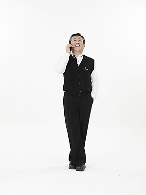 포토 JPG 스튜디오촬영 전신 할아버지 노년 남자 실내 한명 웃음 누끼 사람 동양인 세로 스마트폰 한국인 실버 60대 통화 노인남자한명만 국내포토 1 모션 표정 인종 성인 내부 핸드폰 스마트기기 남자한명만 노인남자만 파일형식