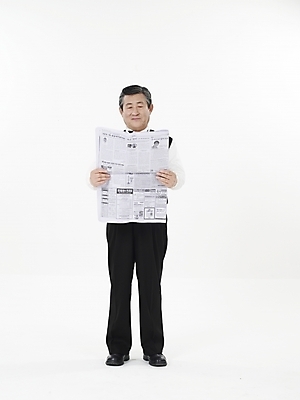 포토 JPG 스튜디오촬영 전신 할아버지 노년 남자 포즈 실내 한명 누끼 사람 동양인 세로 검은색 한국인 흰색 신문 실버 신문읽기 60대 노인남자한명만 국내포토 1 컬러 인종 성인 내부 간행물 뉴스 읽기 남자한명만 노인남자만 파일형식