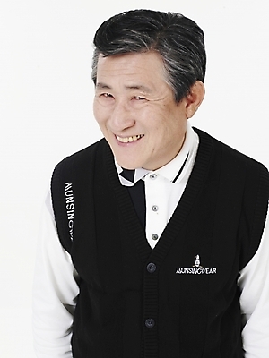 포토 JPG 스튜디오촬영 할아버지 노년 남자 포즈 실내 한명 미소 웃음 사람 동양인 상반신 세로 검은색 한국인 흰색 주름 실버 60대 노인남자한명만 국내포토 1 컬러 표정 인종 성인 내부 남자한명만 노인남자만 파일형식