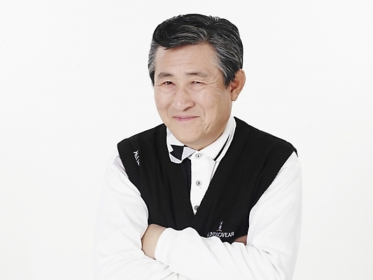 포토 JPG 스튜디오촬영 할아버지 노년 남자 포즈 실내 한명 미소 누끼 사람 동양인 상반신 가로 팔짱 검은색 한국인 흰색 주름 실버 60대 노인남자한명만 국내포토 1 컬러 모션 표정 인종 성인 내부 남자한명만 노인남자만 파일형식