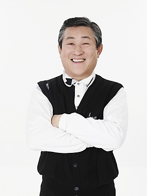 포토 JPG 스튜디오촬영 할아버지 노년 남자 포즈 실내 한명 미소 누끼 사람 동양인 상반신 세로 팔짱 검은색 한국인 흰색 실버 60대 노인남자한명만 국내포토 1 컬러 모션 표정 인종 성인 내부 남자한명만 노인남자만 파일형식