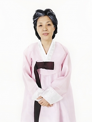 포토 JPG 스튜디오촬영 한국전통 여자 노년 할머니 실내 한명 누끼 사람 동양인 상반신 세로 한국인 실버 60대 전통의상 한복 노인여자한명만 다소곳 국내포토 1 전통 컨셉 한국 인종 성인 내부 여자한명만 노인여자만 파일형식