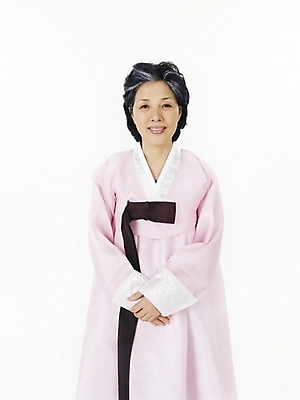 포토 JPG 스튜디오촬영 한국전통 여자 노년 할머니 실내 한명 누끼 사람 동양인 상반신 세로 한국인 실버 60대 전통의상 한복 노인여자한명만 다소곳 국내포토 1 전통 컨셉 한국 인종 성인 내부 여자한명만 노인여자만 파일형식