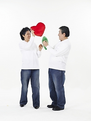 포토 JPG 스튜디오촬영 전신 부부 커플 여자 할아버지 노년 남자 할머니 쿠션 셔츠 실내 사랑 누끼 사람 동양인 두명 빨간색 세로 초록색 한국인 흰색 청바지 하트 실버 60대 하트쿠션 사랑싸움 노인만 국내포토 모양 감정 컬러 상의 바지 관계 인종 성인 내부 싸움 성인만 파일형식