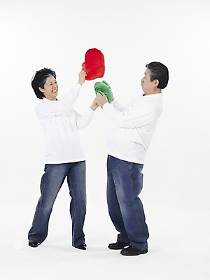 포토 JPG 스튜디오촬영 전신 부부 커플 여자 할아버지 노년 남자 할머니 쿠션 셔츠 장난 실내 사랑 미소 누끼 사람 동양인 두명 빨간색 세로 초록색 한국인 흰색 청바지 하트 실버 60대 공격 하트쿠션 사랑싸움 노인만 국내포토 모양 감정 컬러 상의 바지 관계 모션 표정 인종 성인 내부 싸움 성인만 파일형식