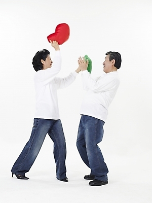 포토 JPG 스튜디오촬영 전신 부부 커플 여자 할아버지 노년 남자 할머니 쿠션 셔츠 장난 실내 사랑 누끼 사람 동양인 두명 빨간색 세로 초록색 한국인 흰색 청바지 하트 실버 60대 공격 하트쿠션 사랑싸움 노인만 국내포토 모양 감정 컬러 상의 바지 관계 모션 인종 성인 내부 싸움 성인만 파일형식