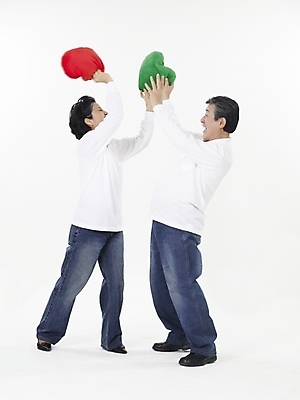 포토 JPG 스튜디오촬영 전신 부부 커플 여자 할아버지 노년 남자 할머니 쿠션 셔츠 장난 실내 사랑 누끼 사람 동양인 두명 빨간색 세로 초록색 한국인 흰색 청바지 하트 실버 60대 공격 하트쿠션 사랑싸움 노인만 국내포토 모양 감정 컬러 상의 바지 관계 모션 인종 성인 내부 싸움 성인만 파일형식