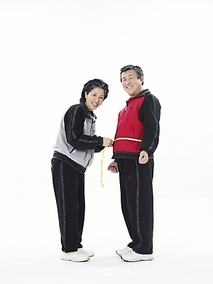포토 JPG 스튜디오촬영 전신 부부 커플 여자 할아버지 노년 남자 할머니 실내 줄자 누끼 사람 동양인 두명 빨간색 세로 운동복 운동 검은색 회색 한국인 실버 60대 사이즈 허리측정 노인만 국내포토 옷 컬러 관계 자 건강 인종 성인 내부 측정 성인만 파일형식