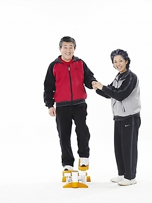 포토 JPG 스튜디오촬영 전신 부부 커플 여자 할아버지 노년 남자 할머니 실내 누끼 사람 동양인 두명 빨간색 세로 운동복 운동 노란색 검은색 회색 한국인 실버 60대 스탭퍼 노인만 국내포토 옷 컬러 관계 건강 인종 성인 내부 운동기구 성인만 파일형식