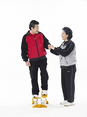 포토 JPG 스튜디오촬영 전신 부부 커플 여자 할아버지 노년 남자 할머니 실내 누끼 사람 동양인 두명 빨간색 세로 운동복 운동 노란색 검은색 회색 한국인 실버 60대 스탭퍼 노인만 국내포토 옷 컬러 관계 건강 인종 성인 내부 운동기구 성인만 파일형식