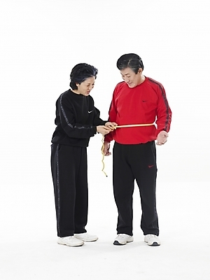 포토 JPG 스튜디오촬영 전신 부부 커플 여자 할아버지 노년 남자 할머니 실내 줄자 누끼 사람 동양인 두명 빨간색 세로 운동복 운동 검은색 한국인 실버 60대 사이즈 허리측정 노인만 국내포토 옷 컬러 관계 자 건강 인종 성인 내부 측정 성인만 파일형식