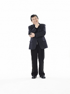 포토 JPG 스튜디오촬영 전신 할아버지 노년 남자 실내 한명 미소 누끼 사람 동양인 정장 세로 턱괴기 한국인 실버 60대 노인남자한명만 국내포토 1 옷 모션 표정 인종 성인 내부 남자한명만 노인남자만 파일형식