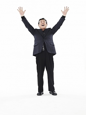 포토 JPG 스튜디오촬영 전신 할아버지 노년 남자 실내 한명 누끼 사람 동양인 정장 세로 만세 한국인 실버 60대 노인남자한명만 국내포토 1 옷 모션 인종 성인 내부 남자한명만 노인남자만 파일형식