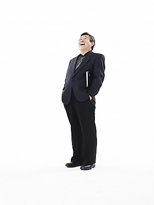 포토 JPG 스튜디오촬영 전신 할아버지 노년 남자 실내 한명 미소 웃음 누끼 사람 동양인 정장 세로 다이어리 한국인 실버 60대 노인남자한명만 국내포토 1 옷 표정 인종 성인 내부 사무용품 남자한명만 노인남자만 파일형식