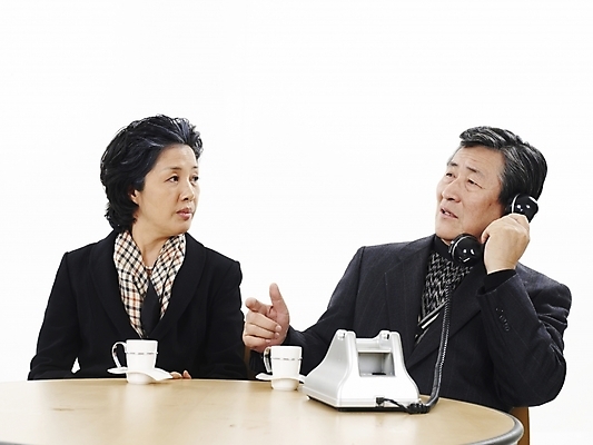 포토 JPG 스튜디오촬영 부부 커플 여자 할아버지 노년 남자 할머니 탁자 실내 사람 앉기 동양인 정장 상반신 두명 가로 스카프 한국인 실버 60대 커피잔 찻잔 전화기 통화 노인만 국내포토 옷 커피 가구 관계 모션 잔 인종 성인 내부 목도리 성인만 파일형식