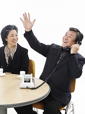 포토 JPG 스튜디오촬영 부부 커플 여자 할아버지 노년 남자 할머니 의자 탁자 실내 미소 사람 앉기 동양인 정장 상반신 두명 세로 스카프 한국인 실버 60대 커피잔 찻잔 전화기 즐거움 통화 노인만 국내포토 옷 감정 커피 가구 관계 모션 잔 표정 인종 성인 내부 목도리 성인만 파일형식