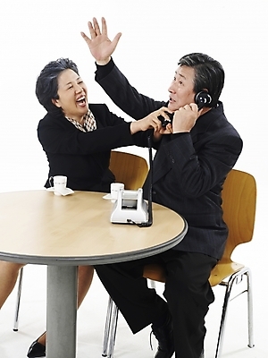 포토 JPG 스튜디오촬영 전신 부부 커플 여자 할아버지 노년 남자 할머니 의자 탁자 실내 미소 사람 앉기 동양인 정장 상반신 두명 세로 스카프 한국인 실버 60대 커피잔 찻잔 전화기 즐거움 통화 노인만 국내포토 옷 감정 커피 가구 관계 모션 잔 표정 인종 성인 내부 목도리 성인만 파일형식