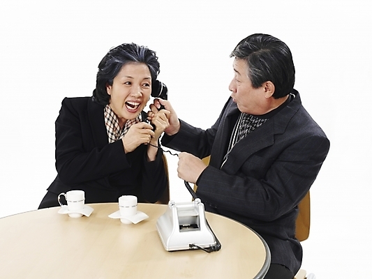 포토 JPG 스튜디오촬영 부부 커플 여자 할아버지 노년 남자 할머니 탁자 실내 사람 앉기 동양인 정장 상반신 두명 가로 스카프 한국인 실버 60대 커피잔 찻잔 전화기 통화 노인만 국내포토 옷 커피 가구 관계 모션 잔 인종 성인 내부 목도리 성인만 파일형식