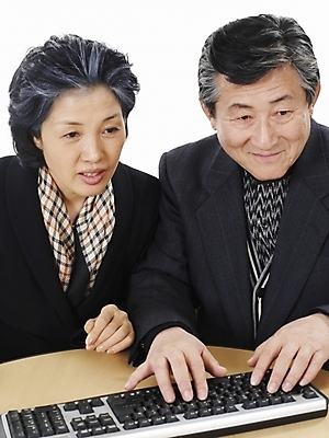 포토 JPG 스튜디오촬영 부부 커플 여자 할아버지 노년 남자 할머니 탁자 실내 사람 앉기 동양인 정장 상반신 두명 세로 컴퓨터 스카프 한국인 키보드 실버 60대 검색 노인만 평생교육 국내포토 옷 교육 가구 관계 모션 인종 성인 내부 전자제품 목도리 성인만 파일형식